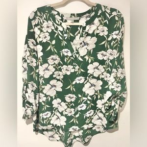 Daniel Rainn Green White Flower Blouse Sz XL Roll Tab Sleeves Curved hemline!
